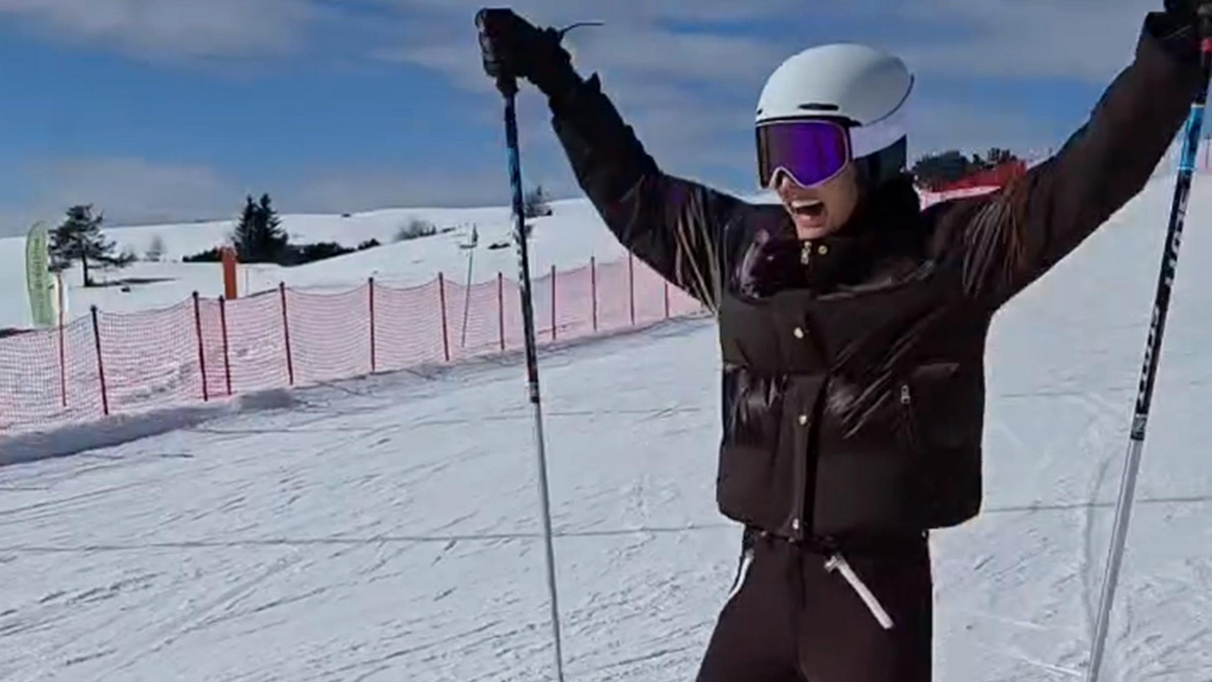 Rebecca Mir auf Skiern