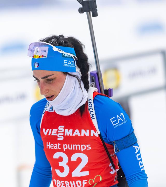 Die italienische Biathletin Rebecca Passler geht abseits der Strecke beim IBU World Cup Biathlon in Oberhof 