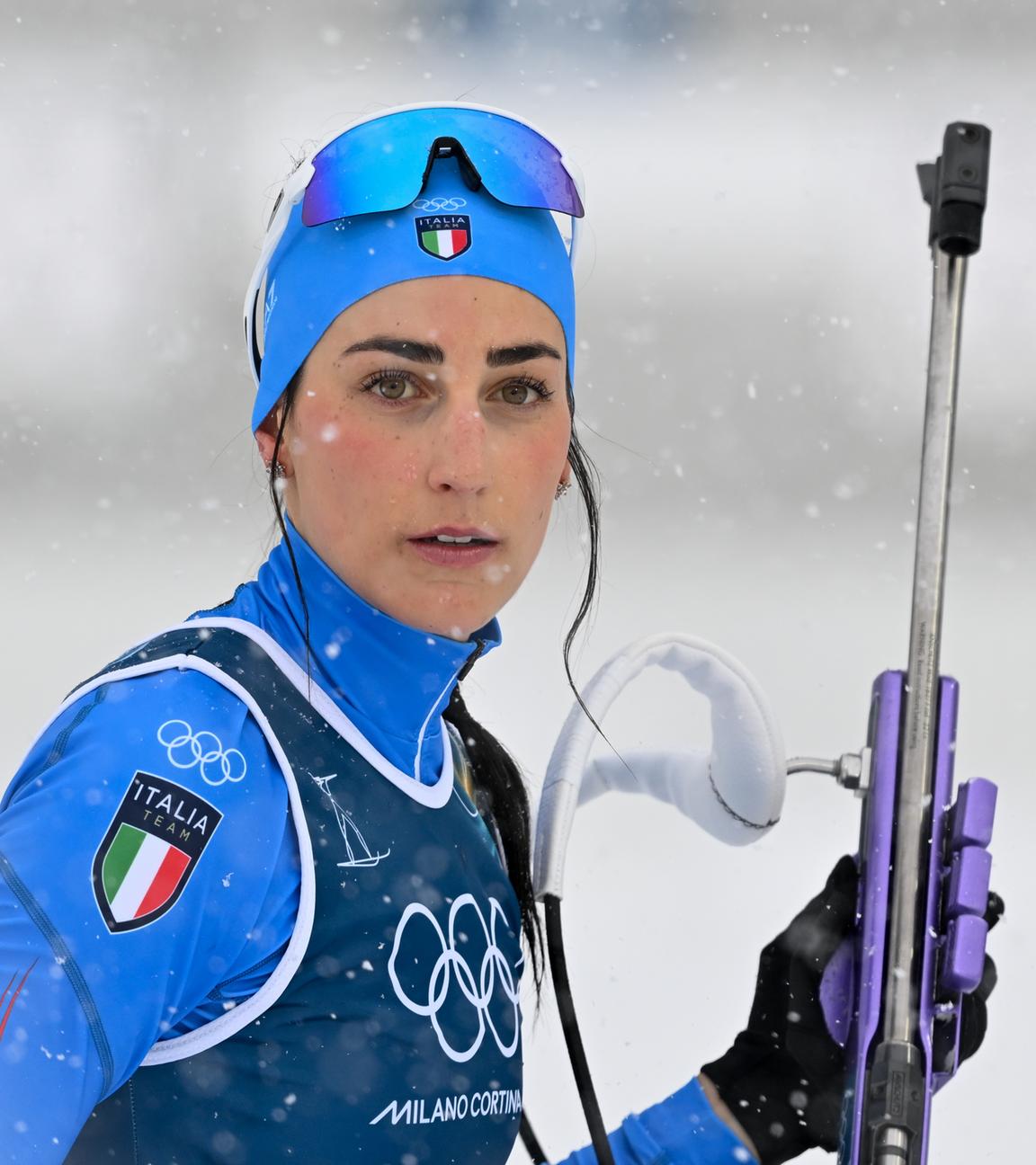 Die italienische Biathletin Rebecca Passler schaut fokussiert auf die fünf Ziele bei den Olympischen Winterspielen 2026 in Cortina