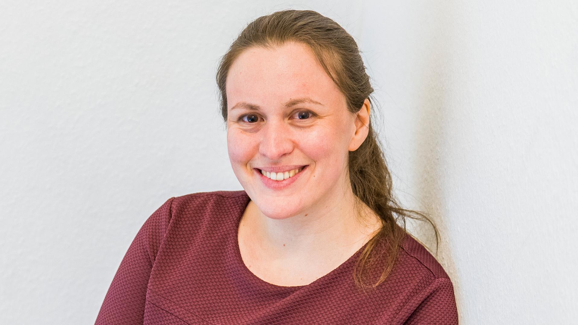 22.01.2026, Rheinland-Pfalz, Mainz: Rebecca Ruppert (Die Linke), Spitzenkandidatin ihrer Partei für die Landtagswahl in Rheinland-Pfalz, steht auf der Geschäftsstelle vor einer weißen Wand.