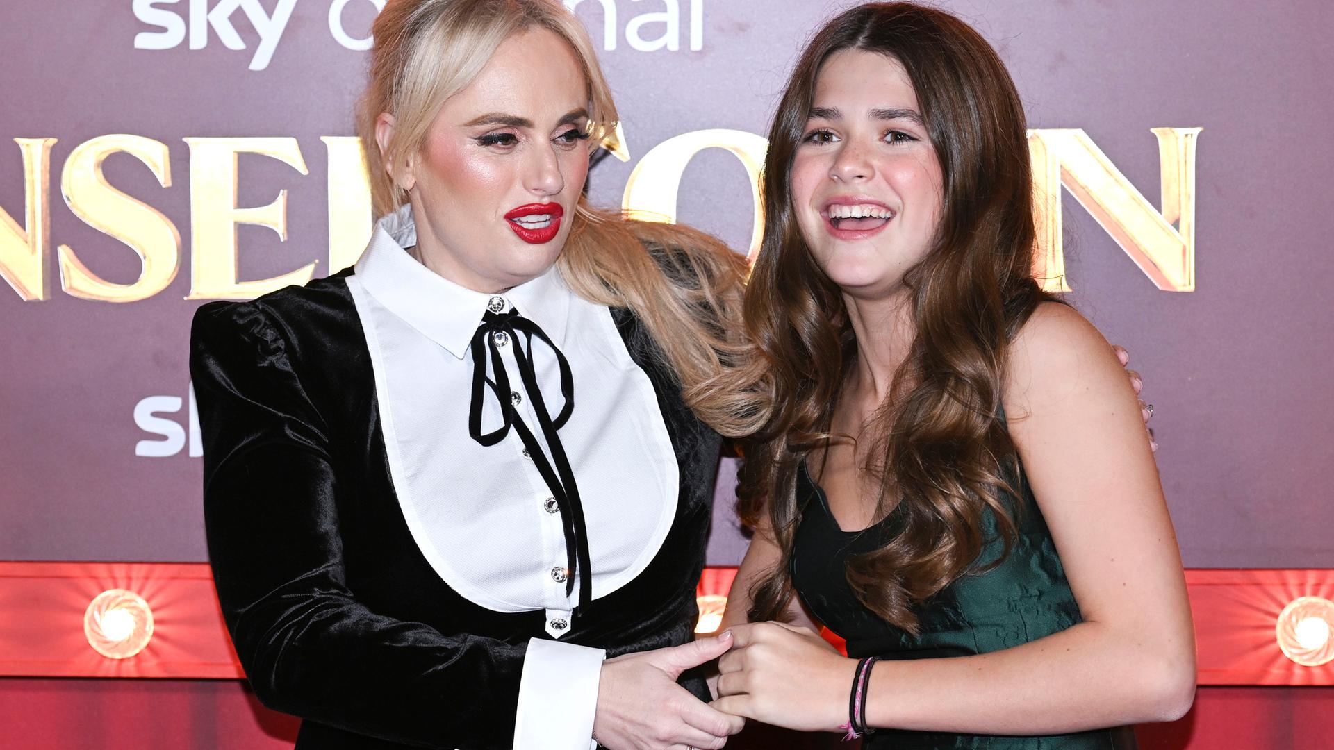 Rebel Wilson und Teddy Williams bei der Premiere des Films "Tinsel Town". Der deutsche Titel ist "Das Wunder von Stoneford".