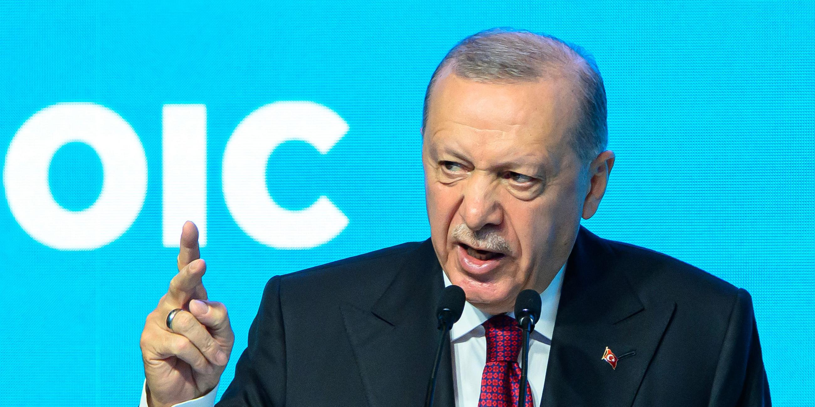 Der türkische Präsident Recep Tayyip Erdogan spricht während der 51. Sitzung des Außenministerrats der Organisation für Islamische Zusammenarbeit (OIC) in Istanbul am 21.06.2025.  