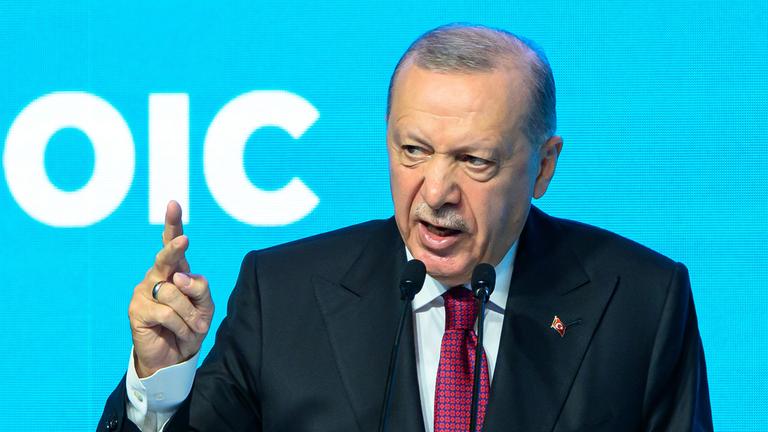 Der türkische Präsident Recep Tayyip Erdogan spricht während der 51. Sitzung des Außenministerrats der Organisation für Islamische Zusammenarbeit (OIC) in Istanbul am 21.06.2025.  