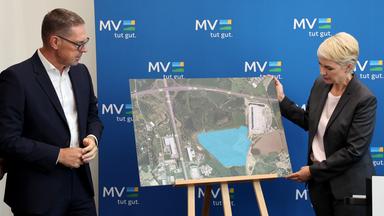 Mecklenburg-Vorpommern, Schwerin: Gerd Chrzanowski (l), Chef der Schwarz-Gruppe, und Manuela Schwesig (SPD), Ministerpräsidentin von Mecklenburg-Vorpommern, informieren sich auf einer Pressekonferenz.
