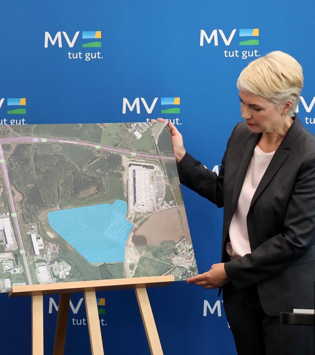 Mecklenburg-Vorpommern, Schwerin: Gerd Chrzanowski (l), Chef der Schwarz-Gruppe, und Manuela Schwesig (SPD), Ministerpräsidentin von Mecklenburg-Vorpommern, informieren sich auf einer Pressekonferenz.