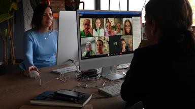 Zwei Journalistinnen recherchieren am Computer.