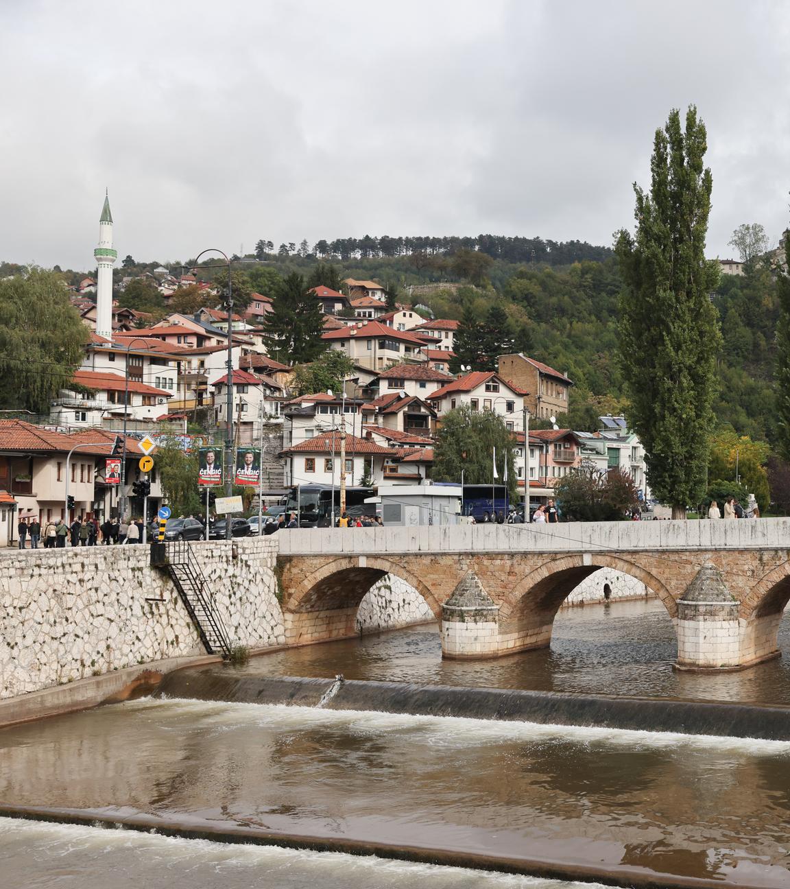 Bosnien-Herzegowina, Sarajevo: Die Seher-Cehaja-Brücke (Bürgermeisterbrücke) über den Fluss Miljacka in der Innenstadt von Sarajevo.