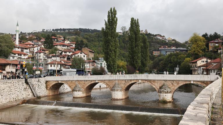 Bosnien-Herzegowina, Sarajevo: Die Seher-Cehaja-Brücke (Bürgermeisterbrücke) über den Fluss Miljacka in der Innenstadt von Sarajevo.