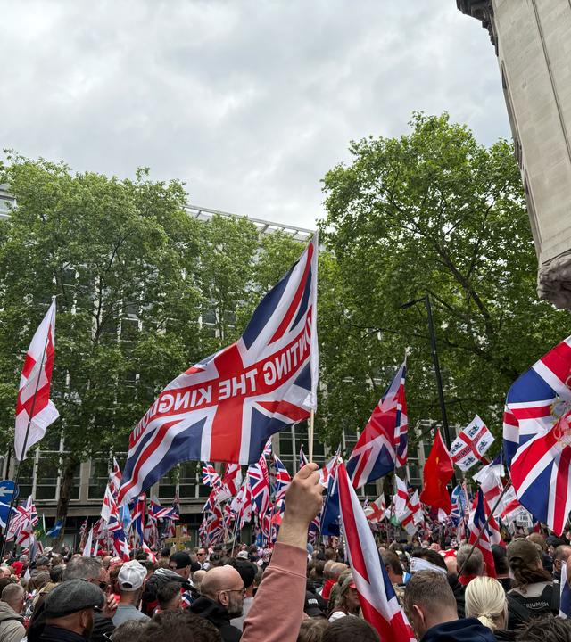 Großbritannien, London: Zehntausende versammeln sich in London bei einer rechten Großdemo. Organisiert wurde die Demo "Unite the Kingdom" vom britischen Rechtsextremisten Robinson. Die Polizei ist mit Tausenden Beamten in der britischen Hauptstadt vertreten. 
