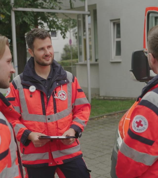 Drei Rettungssanitäter im Gespräch