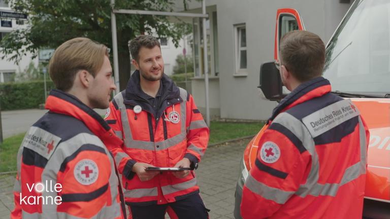 Drei Rettungssanitäter im Gespräch