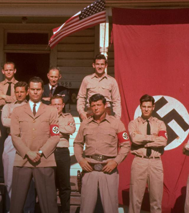 Männer in Nazi-Uniform mit amerikanischen Flaggen.