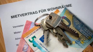 Bild von einem Mietvertrag mit Schlüsseln und Geldscheinen