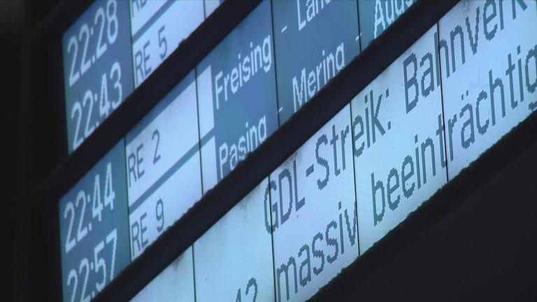 Die Abfahrtstafel der Deutschen Bahn