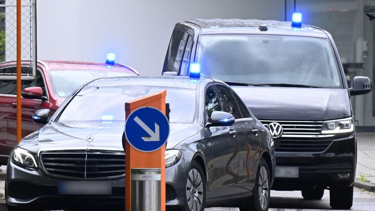 Eine Wagenkolonne verlässt den Bundesgerichtshof (BGH).