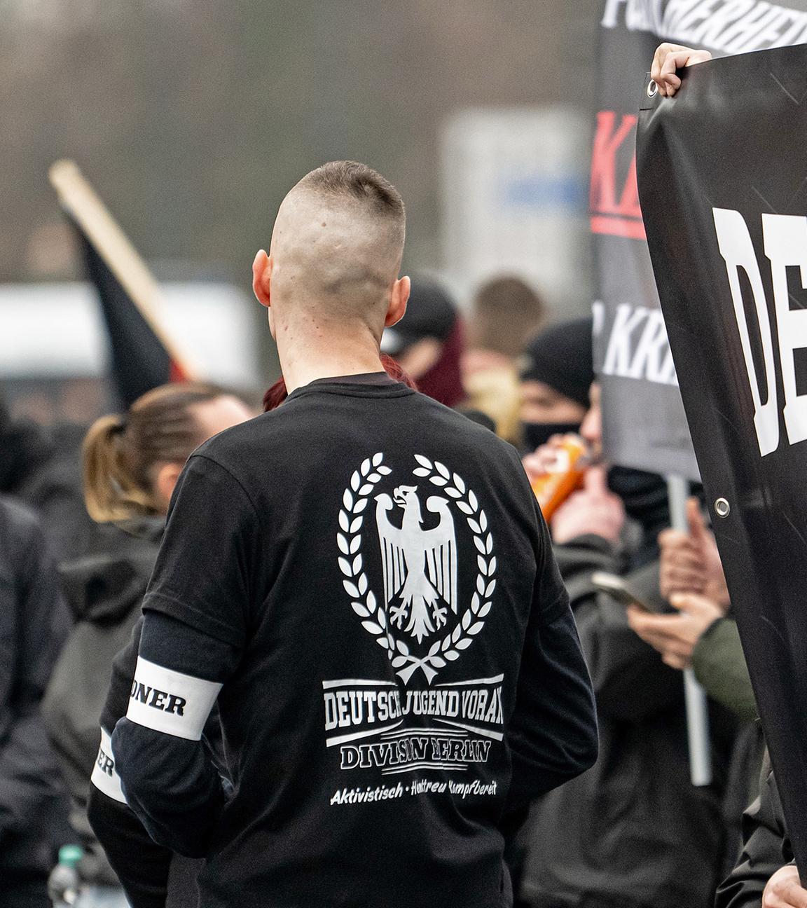 Mitglieder der rechtsextremen Gruppierung Deutsche Jugend Voran nehmen an einer rechtsextremer Demonstration der Partei Die Heimat teil