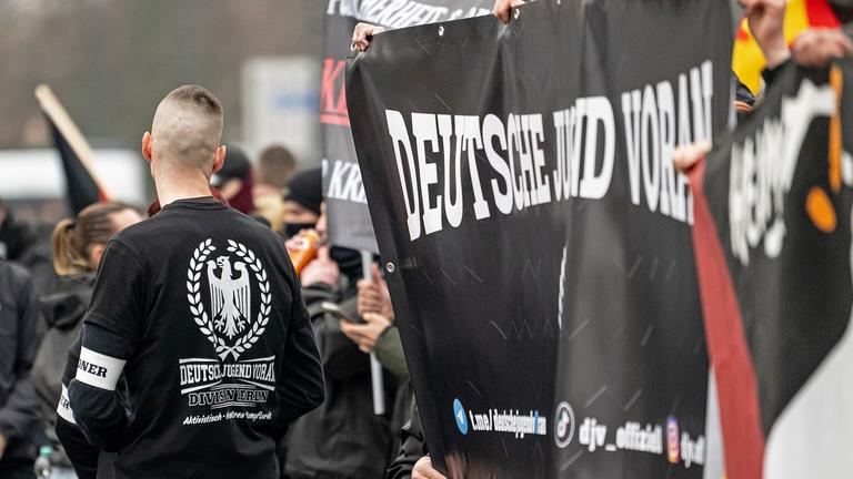 Mitglieder der rechtsextremen Gruppierung Deutsche Jugend Voran nehmen an einer rechtsextremer Demonstration der Partei Die Heimat teil