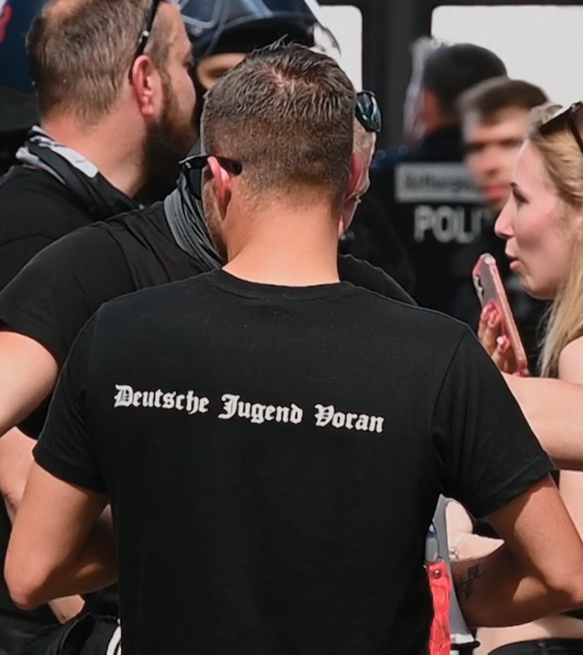 Rechtsextreme Jugendgruppen. Mitglieder tragen T-Shirts mit dem Aufdruck "Deutsche Jugend voran"