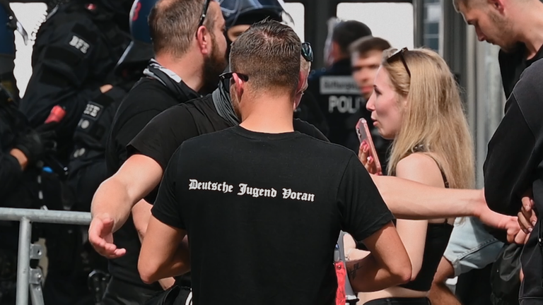 Rechtsextreme Jugendgruppen. Mitglieder tragen T-Shirts mit dem Aufdruck "Deutsche Jugend voran"