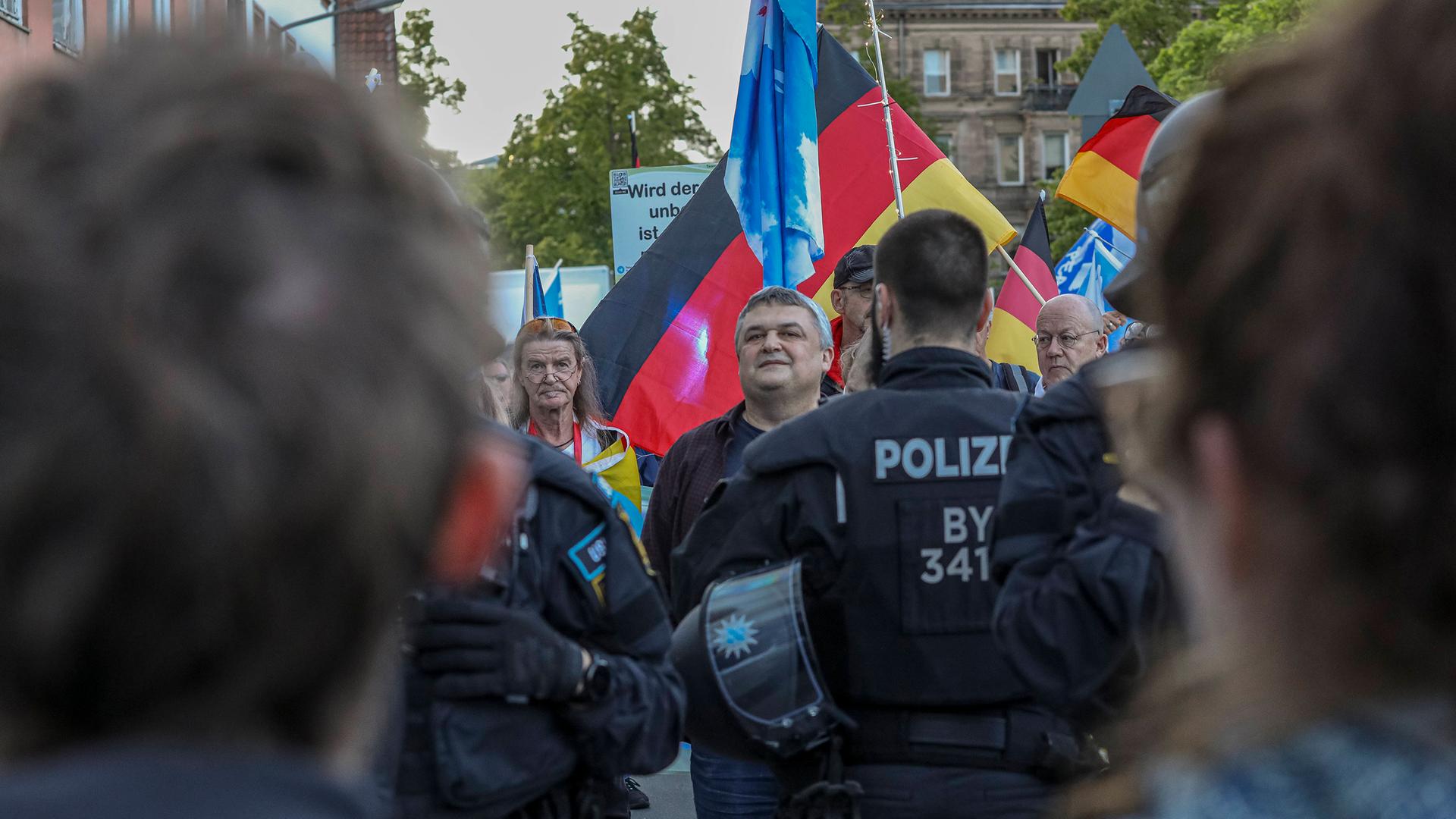 Anhänger der AfD-nahen offen rechtsextrem agierende selbsternannen Team Menschenrechte bei ihrem montäglichen Protest in Nürnberg.