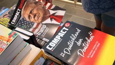 Bayern, Kempten: Eine Mitarbeiterin einer Bahnhofsbuchhandlung hält eine Ausgabe des Magazins "Compact", um es danach aus dem Sortiment zu nehmen.