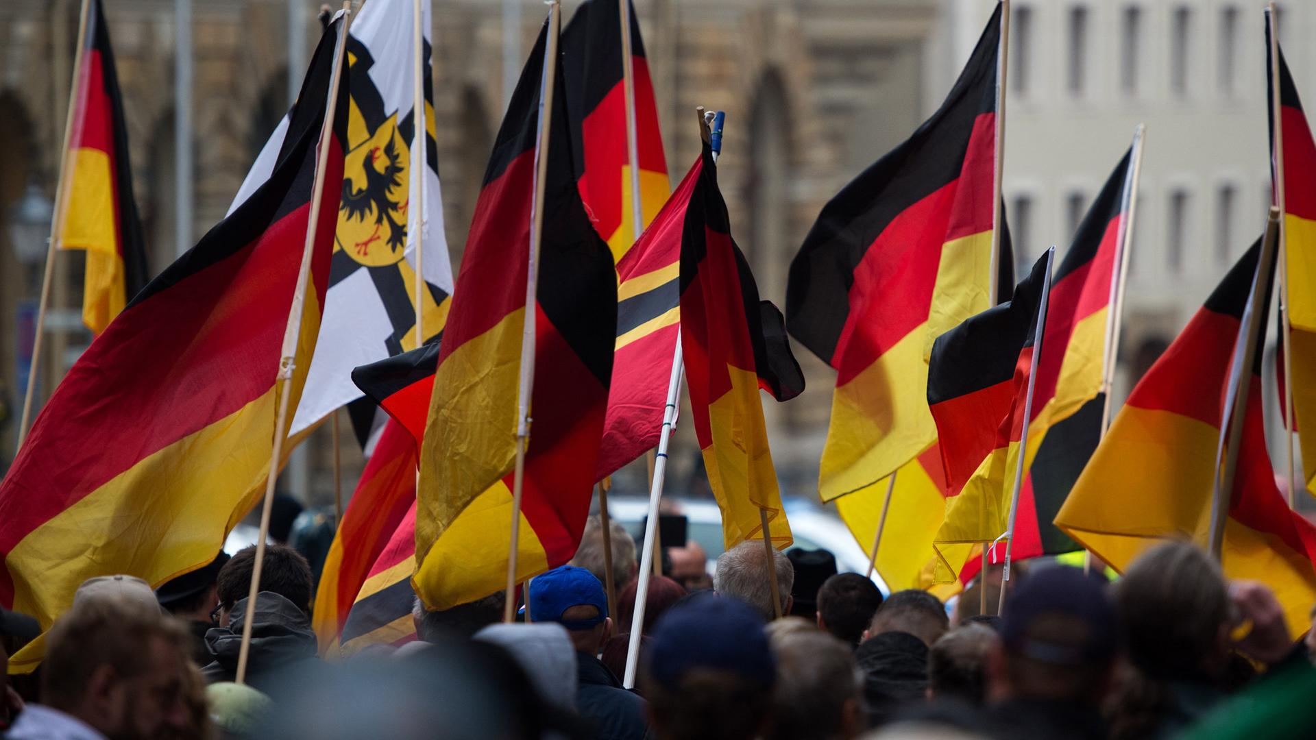 Archiv: Rechtsextreme Demonstranten in Bautzen