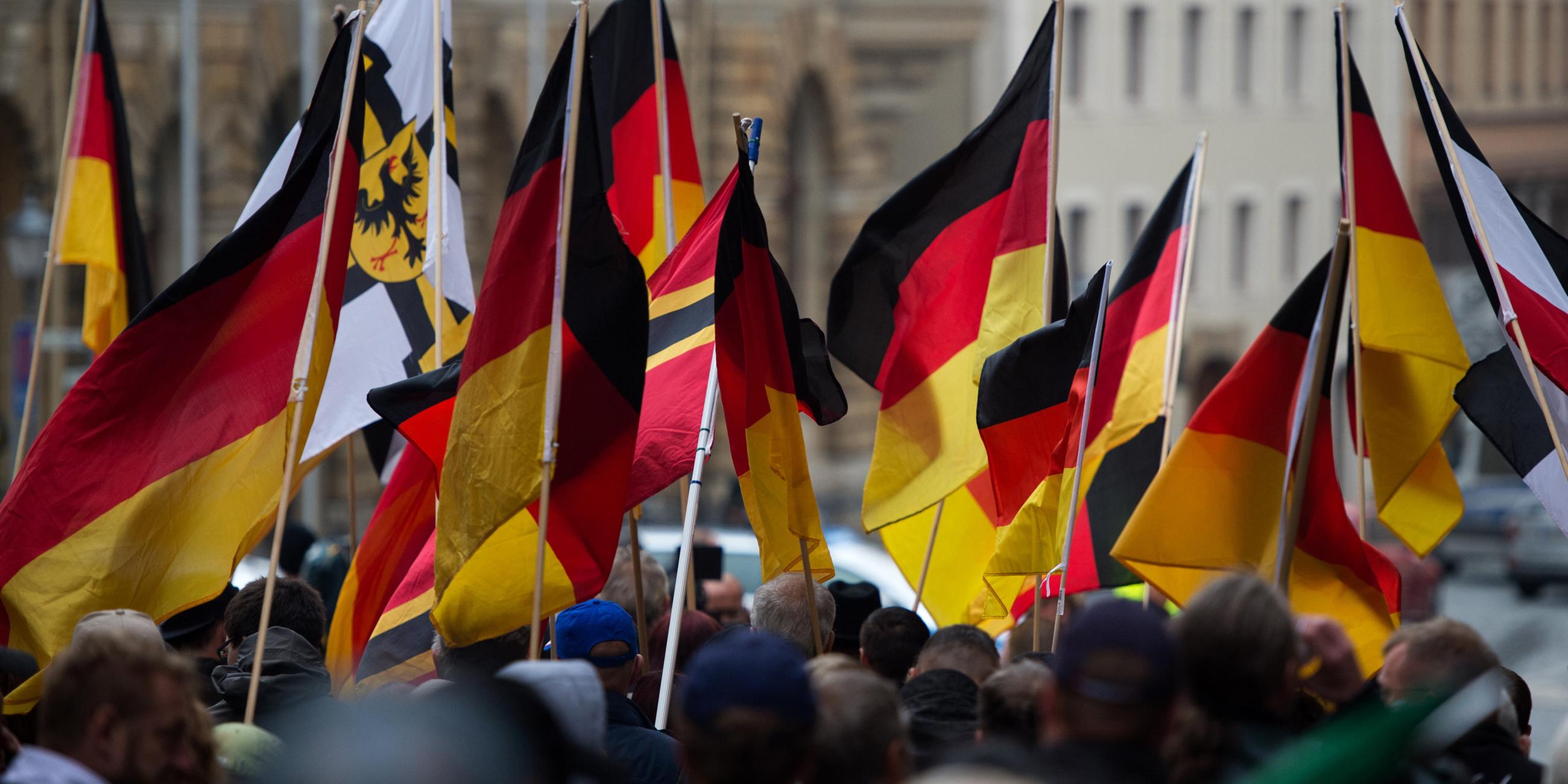 Archiv: Rechtsextreme Demonstranten in Bautzen