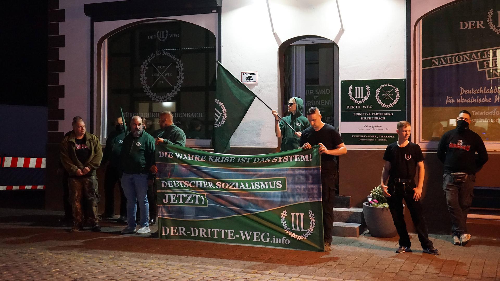 Anhänger bei einer Versammlung vor dem Parteibüro der rechtsextremen Kleinpartei "Der III. Weg"