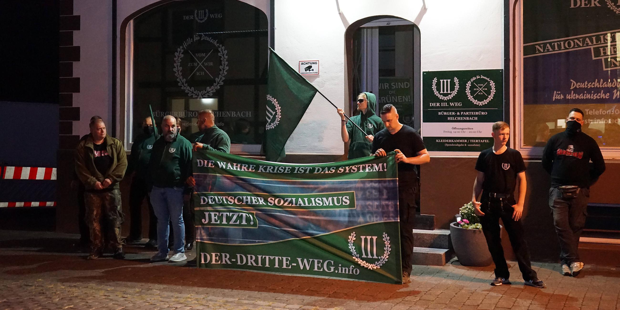 Anhänger bei einer Versammlung vor dem Parteibüro der rechtsextremen Kleinpartei "Der III. Weg"