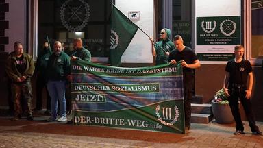 Anhänger bei einer Versammlung vor dem Parteibüro der rechtsextremen Kleinpartei "Der III. Weg"