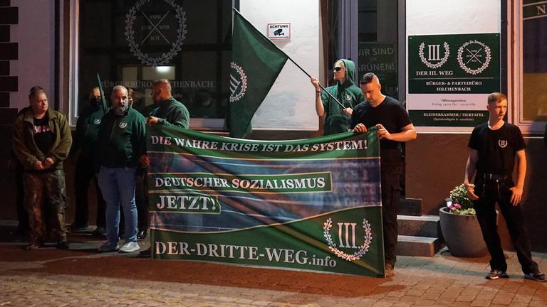 Anhänger bei einer Versammlung vor dem Parteibüro der rechtsextremen Kleinpartei "Der III. Weg"