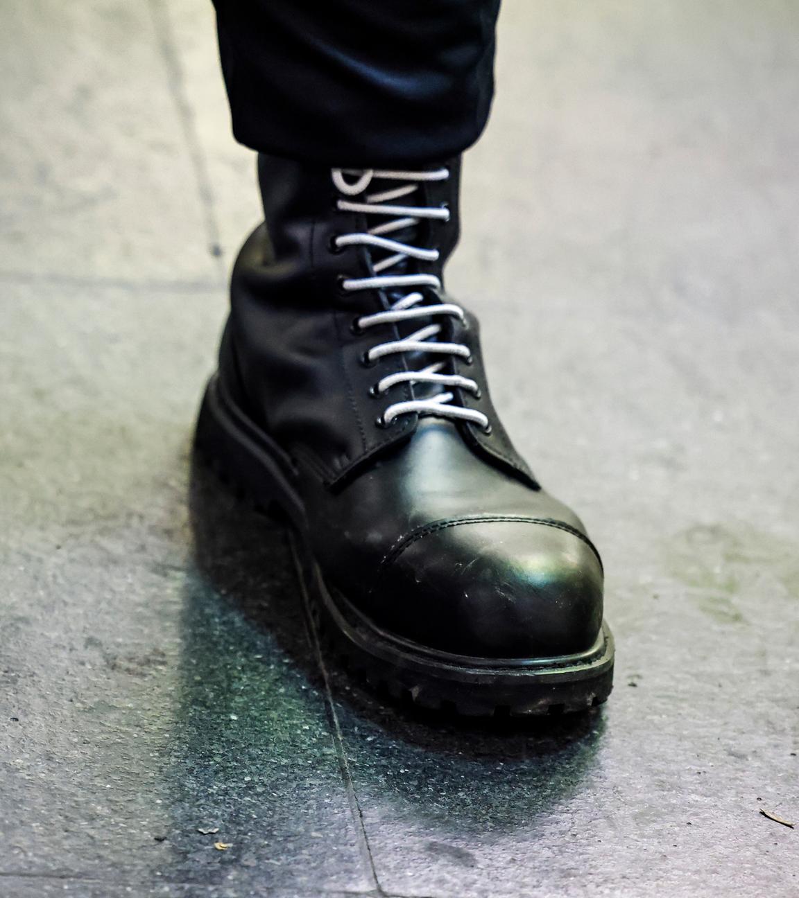 18.01.2025, Nordrhein-Westfalen, Aachen: Ein Teilnehmer einer rechtsextremen Kundgebung trägt schwarze Springerstiefel mit weißen Schnürriemen, einem weit verbreitetem Symbol der rechten Szene.