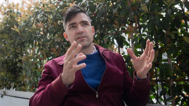 Martin Sellner posiert für ein Foto.