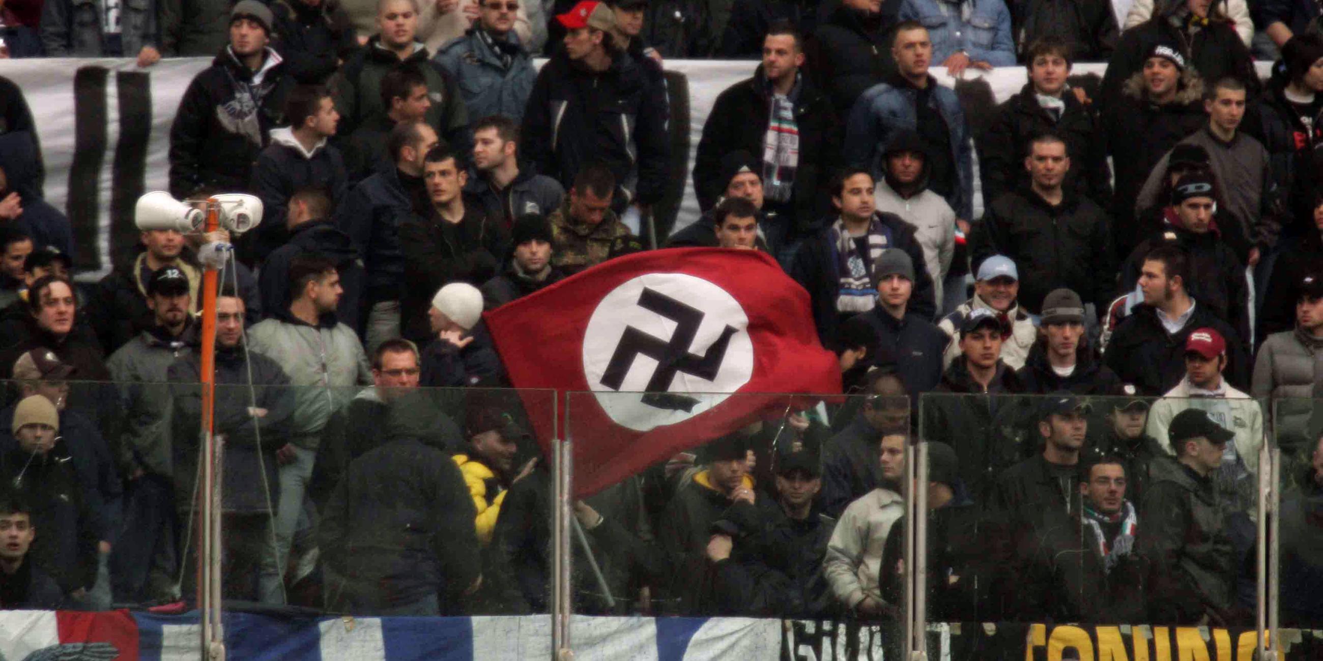 Die als rechtsradikal eingestuften Fangruppen von Lazio Rom lassen eine Fahne mit dem Hakenkreuz im Fanblock wehen 