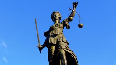 Der Deutsche Richterbund spricht von dringend benötigten Investitionen in die überlastete Justiz.