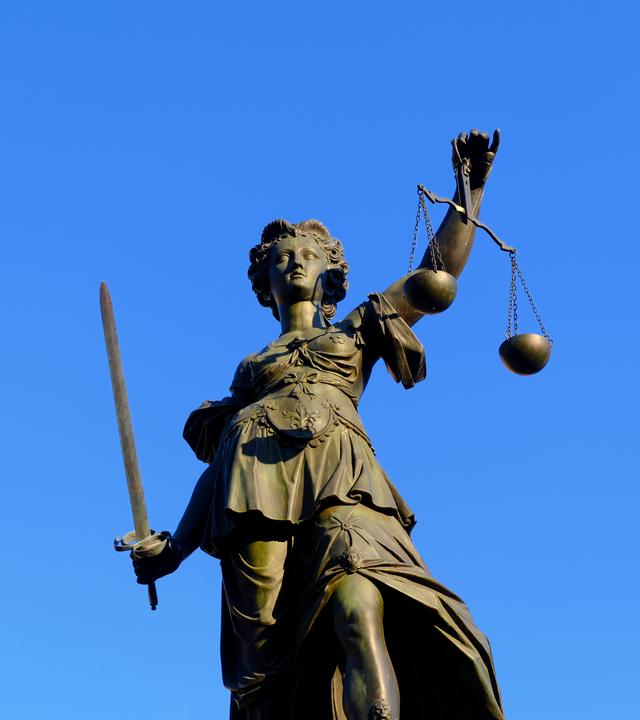 Der Deutsche Richterbund spricht von dringend benötigten Investitionen in die überlastete Justiz.
