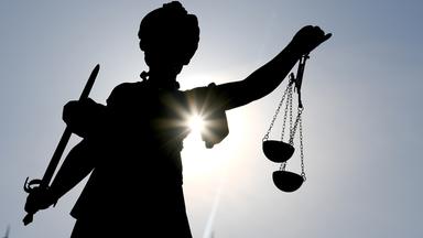 Der Deutsche Richterbund spricht von dringend benötigten Investitionen in die überlastete Justiz.