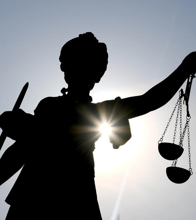 Der Deutsche Richterbund spricht von dringend benötigten Investitionen in die überlastete Justiz.