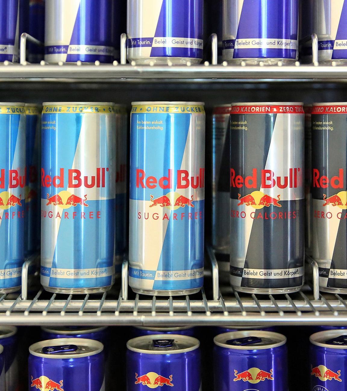 Dosen des Energydrinks Red Bull.
