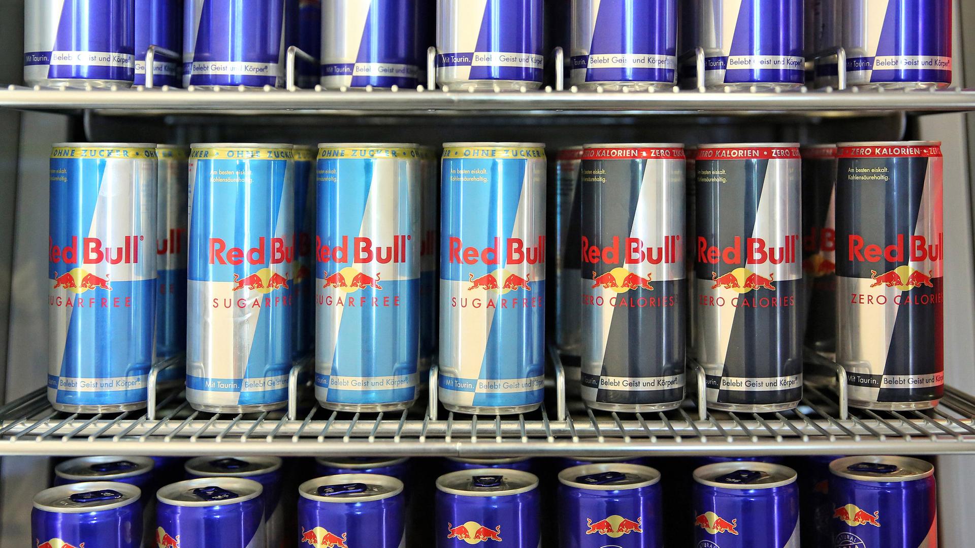 Dosen des Energydrinks Red Bull.