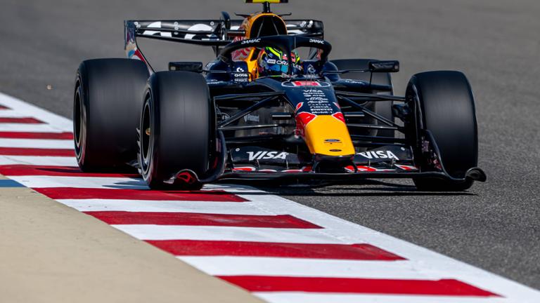 Der französische Red Bull Racing RB22 während der Wintertests auf dem Bahrain International Circuit.