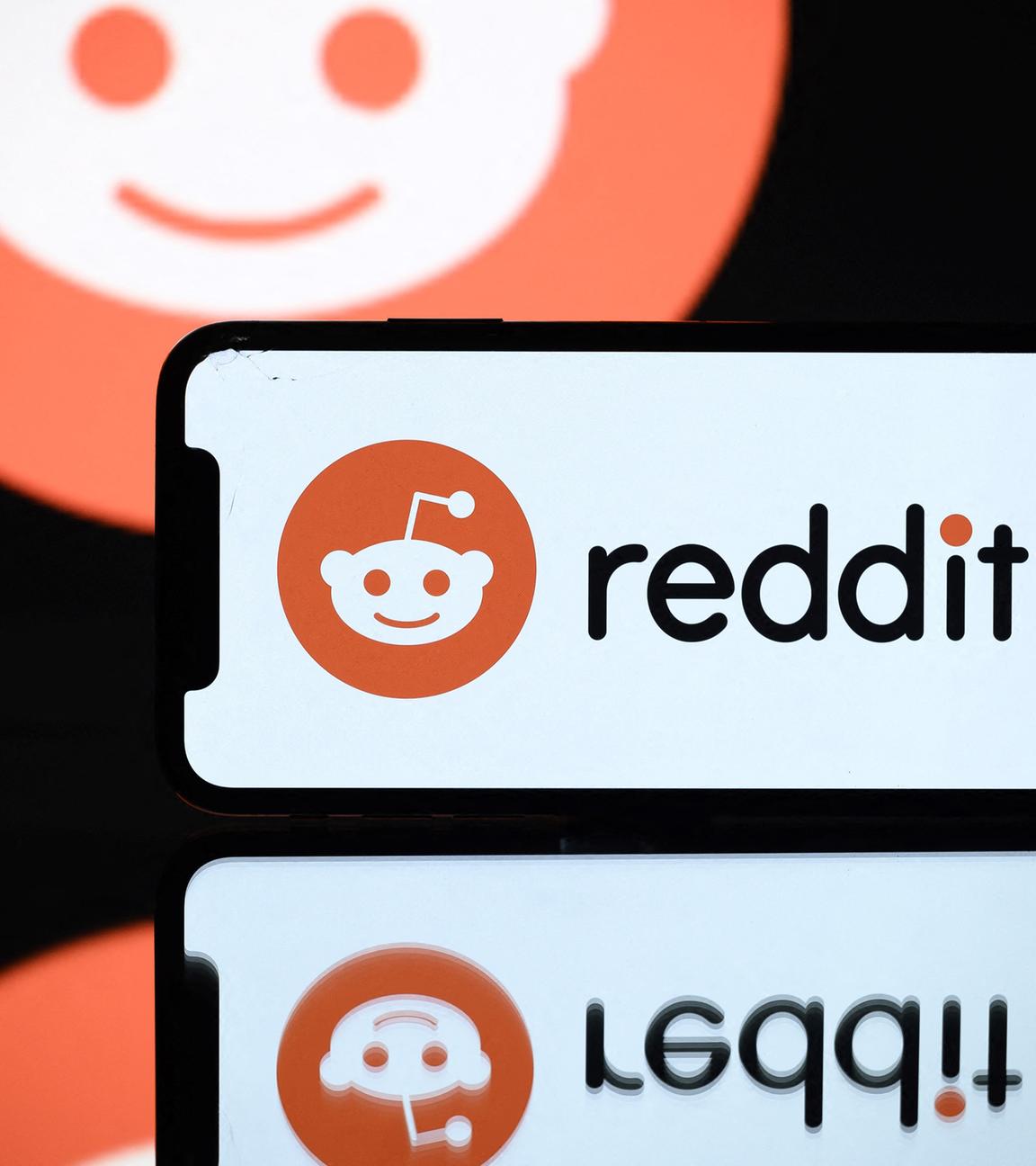 Ein Foto vom 5. Oktober 2021 aus Toulouse zeigt das Logo des sozialen Netzwerks Reddit, das von einem Tablet und einem Smartphone angezeigt wird. 