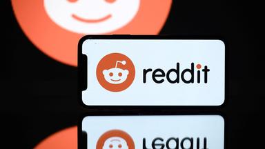 Ein Foto vom 5. Oktober 2021 aus Toulouse zeigt das Logo des sozialen Netzwerks Reddit, das von einem Tablet und einem Smartphone angezeigt wird. 