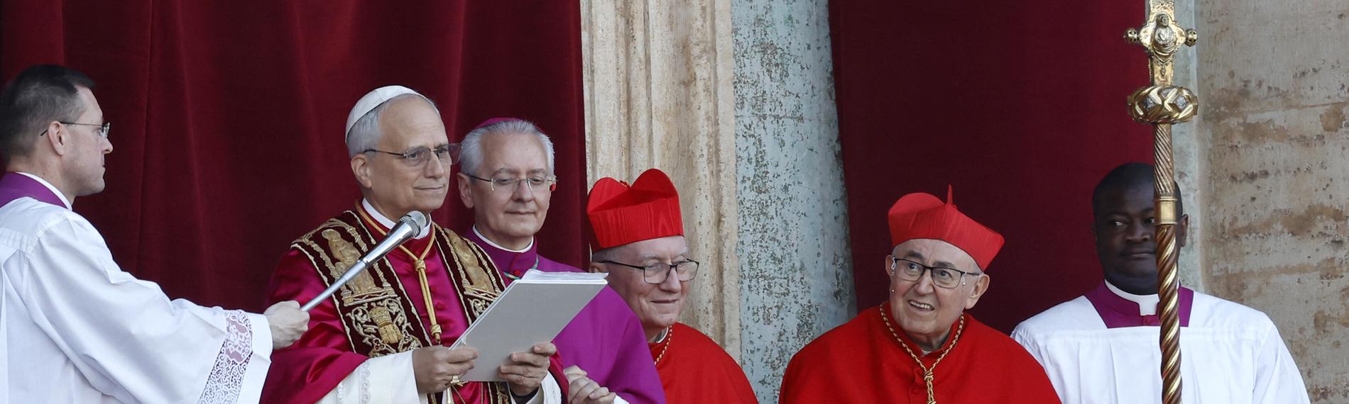 Papst Leo XIV. erscheint an der zentralen Loggia des Petersdoms, um die Gläubigen auf dem Petersplatz nach seiner Wahl im Vatikan am 8. Mai 2025 zu begrüßen.