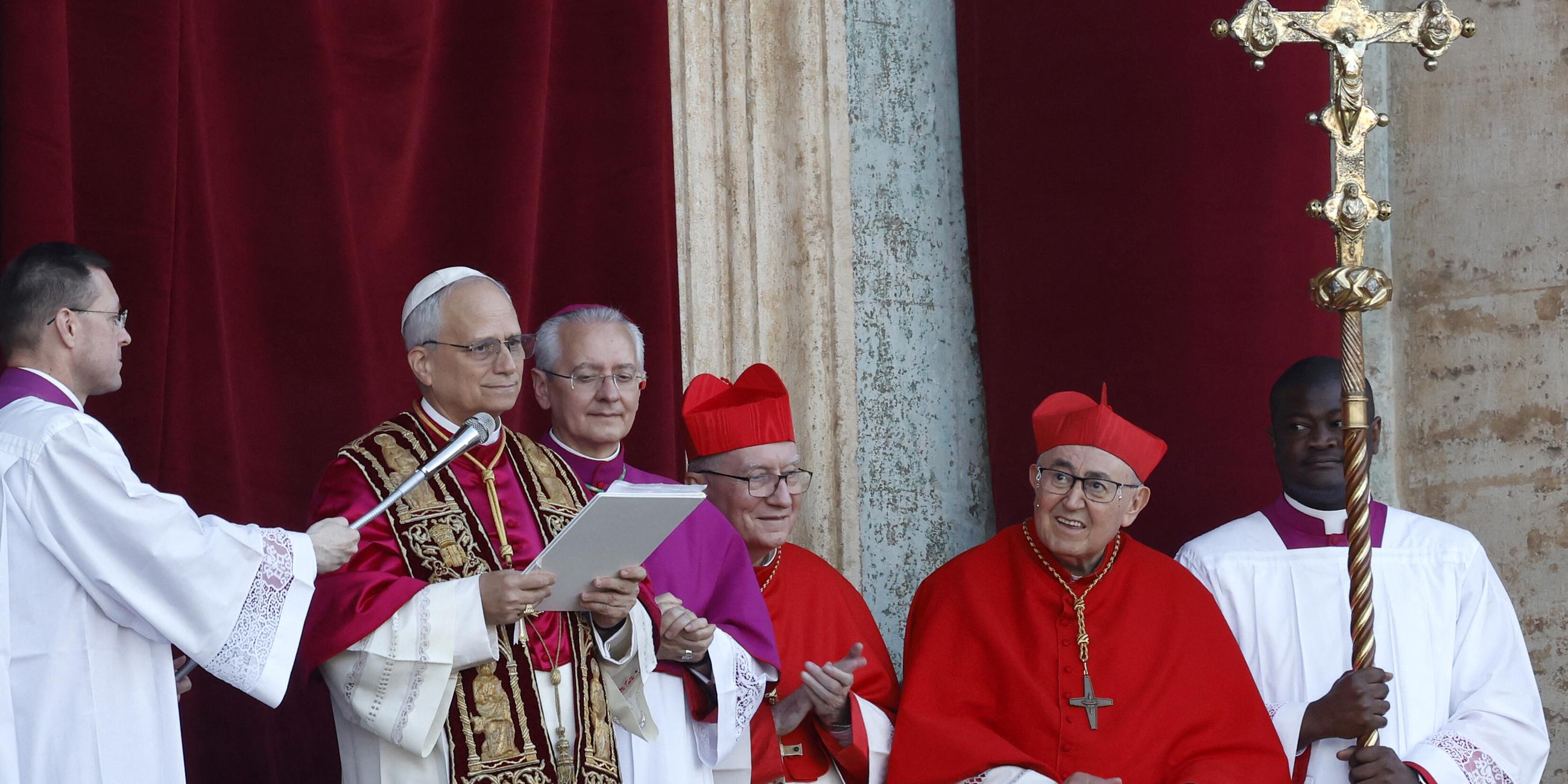 Papst Leo XIV. erscheint an der zentralen Loggia des Petersdoms, um die Gläubigen auf dem Petersplatz nach seiner Wahl im Vatikan am 8. Mai 2025 zu begrüßen.