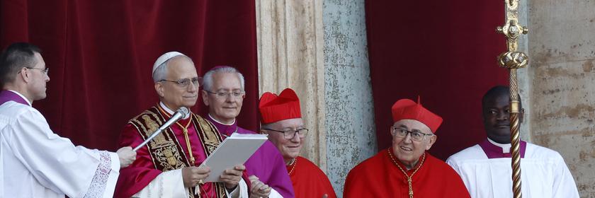 Papst Leo XIV. erscheint an der zentralen Loggia des Petersdoms, um die Gläubigen auf dem Petersplatz nach seiner Wahl im Vatikan am 8. Mai 2025 zu begrüßen.