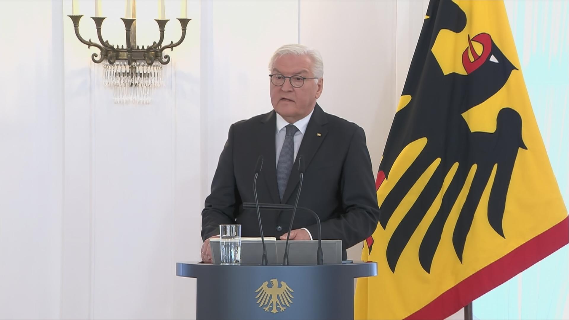 Bundespräsident Steinmeier vor der deutschen Flagge am Rednerpult