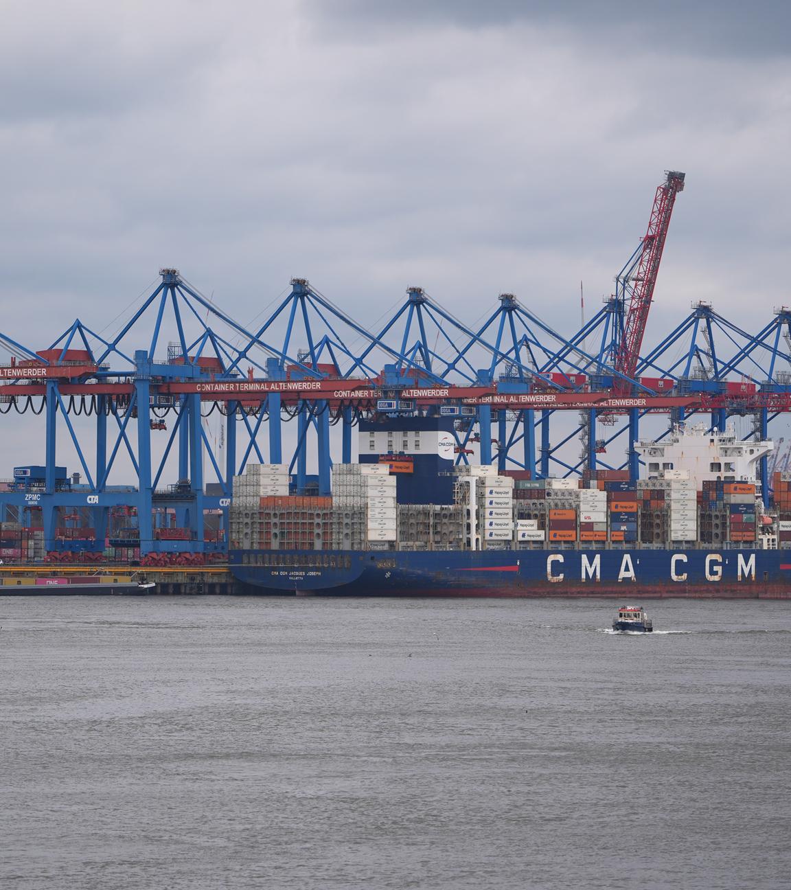 Hamburg: Containerschiffe werden im Hamburger Hafen am Container Terminal Altenwerder abgefertigt.