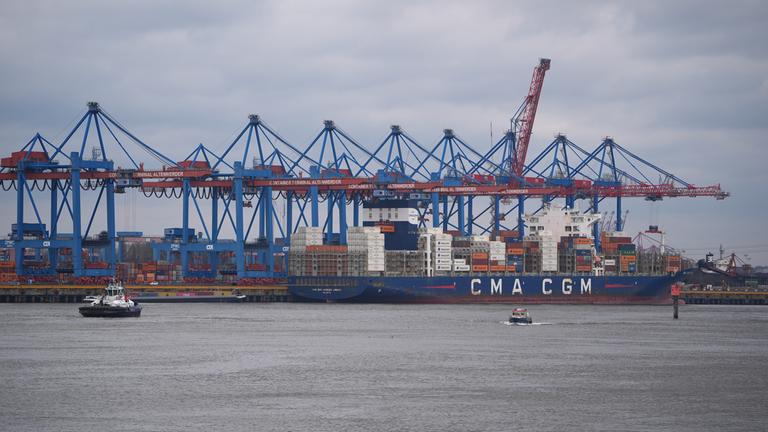 Hamburg: Containerschiffe werden im Hamburger Hafen am Container Terminal Altenwerder abgefertigt.