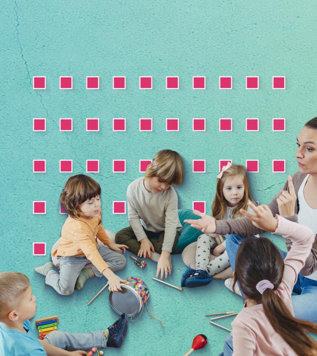 Erzieherin mit Kindern vor einer Grafik
